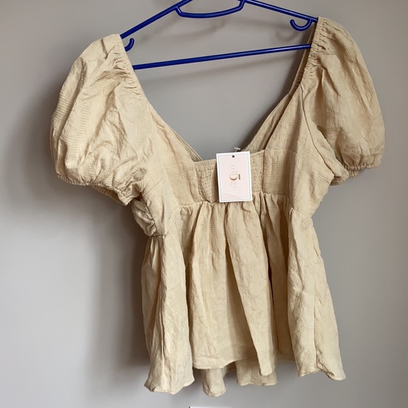 WITH TAGS! TRENDY CUTE TOP! Size: MEDIUM - Picture 2 of 2